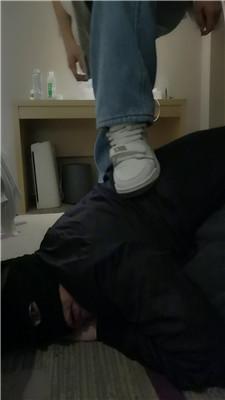 乔伊沉浸式舔闻素人姐姐的运动鞋白袜双视角版JS250101-10