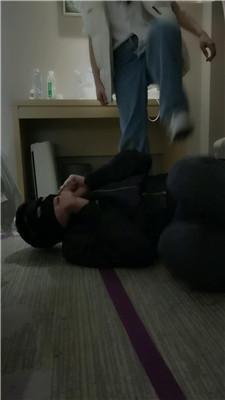 乔伊沉浸式舔闻素人姐姐的运动鞋白袜双视角版JS250101-10