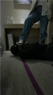 乔伊沉浸式舔闻素人姐姐的运动鞋白袜双视角版JS250101-10