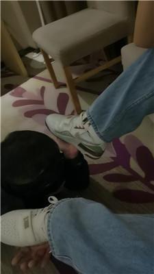 乔伊沉浸式舔闻素人姐姐的运动鞋白袜双视角版JS250101-10