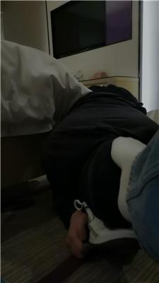 乔伊沉浸式舔闻素人姐姐的运动鞋白袜双视角版JS250101-10