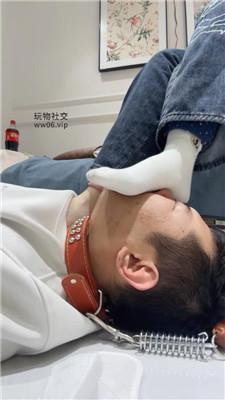 艾斯伺候女友约会回家-舔脏鞋臭白袜 JS250102-25