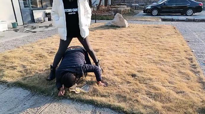 【爱秀套图】【汝野】户外遛狗爬行/清理脏鞋子【双视角版】JS241230-19