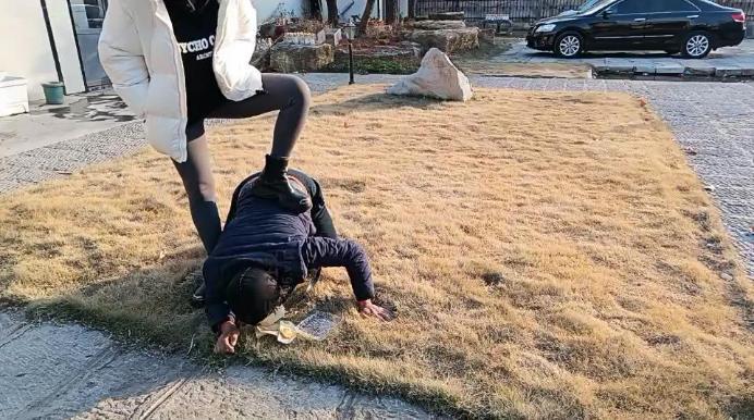 汝野户外遛狗爬行/清理脏鞋子双视角版 JS241230-19