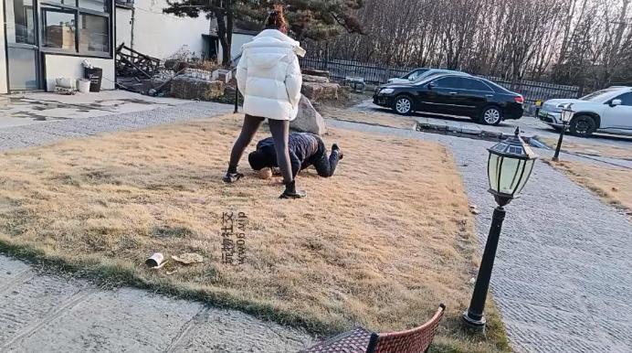 汝野户外遛狗爬行/清理脏鞋子双视角版 JS241230-19