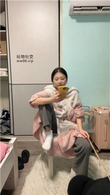 【爱秀套图】【白兔】闺蜜观战-白袜诱惑/舔高跟/狠抽JS241230-35