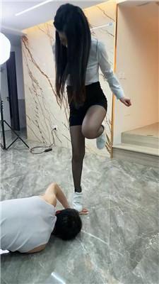 麋鹿银儿制服S爆踹头/踩脸/狠抽耳光浓痰 bf48879