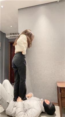 【爱秀套图】【Annaa】腿绞坐脸手捂窒息/短靴白袜踩bf48725