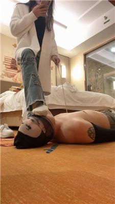 沐沐大大小白鞋白袜踩虐踢踹/藤条鞭打 JS241226-43