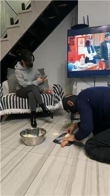 辣姐脚下喂食人形犬 JS241226-49