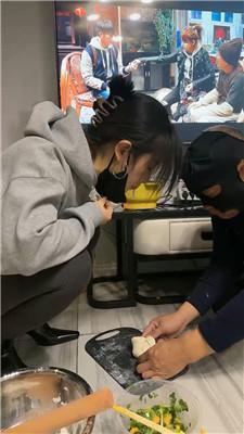 辣姐脚下喂食人形犬 JS241226-49