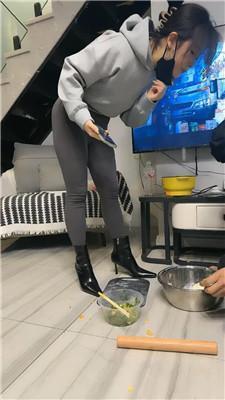 辣姐脚下喂食人形犬 JS241226-49