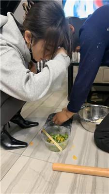 辣姐脚下喂食人形犬 JS241226-49