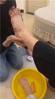 七七小主双S-轮流舔素人学生主的脏鞋/喝洗脚水 JS241227-16
