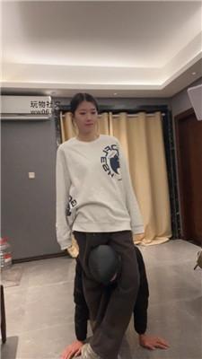 伊未脏运动鞋白袜踩虐脚垫贱奴 bf48740