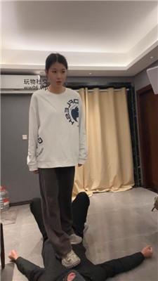 伊未脏运动鞋白袜踩虐脚垫贱奴 bf48740