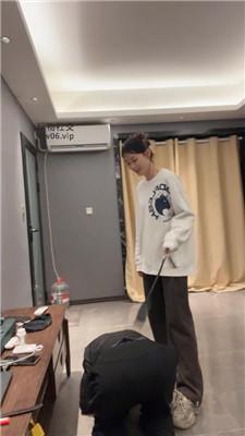 伊未脏运动鞋白袜踩虐脚垫贱奴 bf48740