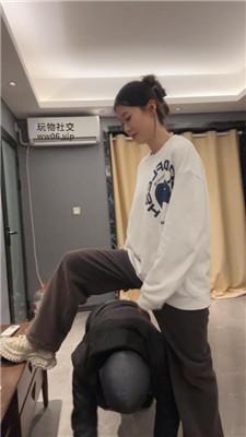 伊未脏运动鞋白袜踩虐脚垫贱奴 bf48740