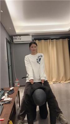 伊未脏运动鞋白袜踩虐脚垫贱奴 bf48740