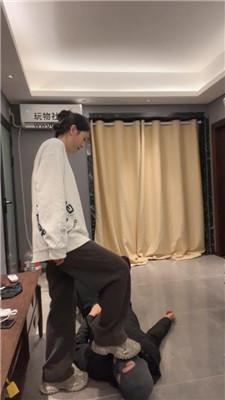 伊未脏运动鞋白袜踩虐脚垫贱奴 bf48740