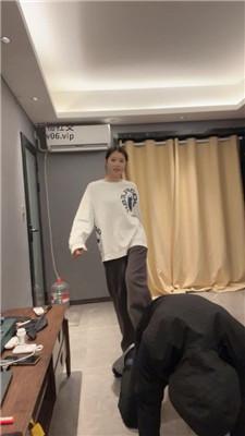 伊未脏运动鞋白袜踩虐脚垫贱奴 bf48740