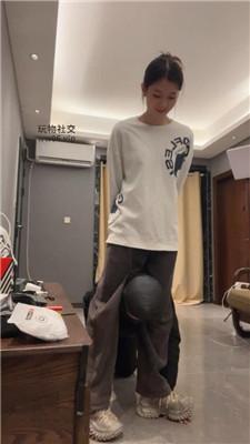 伊未脏运动鞋白袜踩虐脚垫贱奴 bf48740