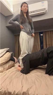 【爱秀套图】【伊未】白袜脚踩踏/抽耳光/骑马bf48615