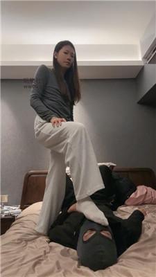 猴歌白袜脚碾压踩虐/坐脸窒息 bf48612