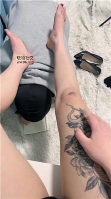 小凤梨闻舔纹身小妹的玉足/重度虐打 JS241224-16