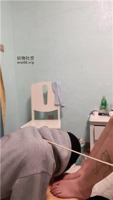 小凤梨闻舔纹身小妹的玉足/重度虐打 JS241224-16