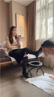 金融女主清理脏长靴白袜/圣水嘴洗袜子 JS241224-9