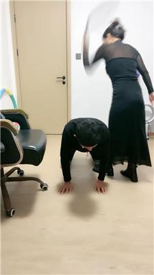 薇薇情侣主手铐囚禁狗奴鞭打/高跟短靴踩 JS250107-49