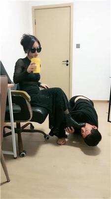 薇薇情侣主手铐囚禁狗奴鞭打/高跟短靴踩 JS250107-49