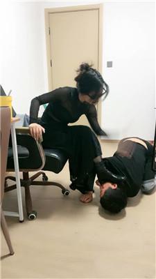 薇薇情侣主手铐囚禁狗奴鞭打/高跟短靴踩 JS250107-49