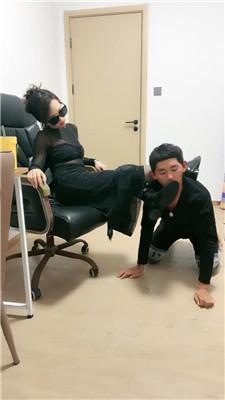 薇薇情侣主手铐囚禁狗奴鞭打/高跟短靴踩 JS250107-49