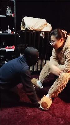 尊主毛拖鞋捂白袜强迫舔 JS250108-8