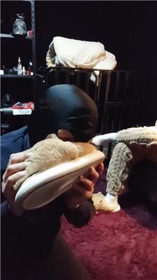 尊主毛拖鞋捂白袜强迫舔 JS250108-8