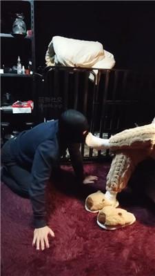 尊主毛拖鞋捂白袜强迫舔 JS250108-8