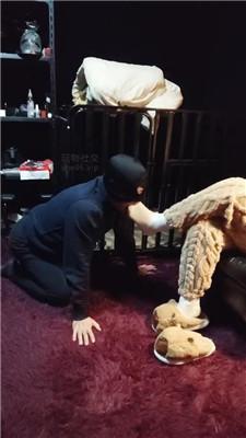 尊主毛拖鞋捂白袜强迫舔 JS250108-8