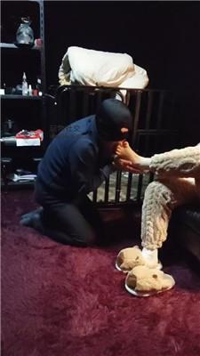 尊主毛拖鞋捂白袜强迫舔 JS250108-8