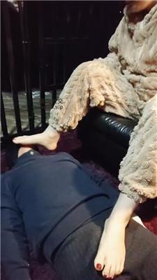 尊主毛拖鞋捂白袜强迫舔 JS250108-8