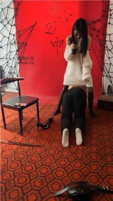 织羊精神小妹胯下辱-鞭打/高跟黑丝踩虐 bf49116
