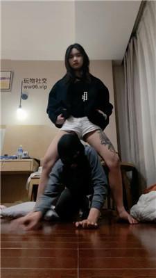 小凤梨品尝陪酒小妹的玉足 bf49111