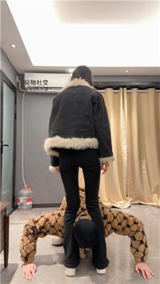 狗哥小白鞋白袜踩虐/转胯鞭打/坐脸窒息 bf49037