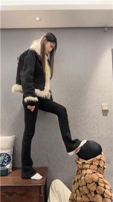 狗哥小白鞋白袜踩虐/转胯鞭打/坐脸窒息 bf49037