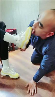 西北傻子学生主-脏鞋白袜茶室玩虐老板/雪地训 bf49050