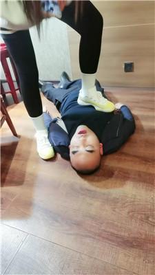 西北傻子学生主-脏鞋白袜茶室玩虐老板/雪地训 bf49050