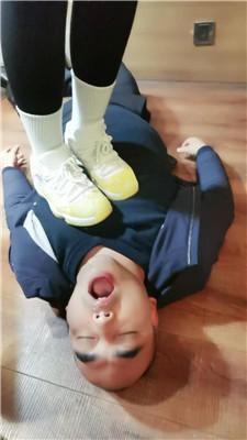 西北傻子学生主-脏鞋白袜茶室玩虐老板/雪地训 bf49050