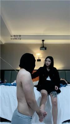 小凤梨不老实舔脚就抽废你 JS250103-21