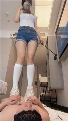 茉狸玉足插嘴/清理超脏鞋底/小白鞋及膝袜踩 bf48994